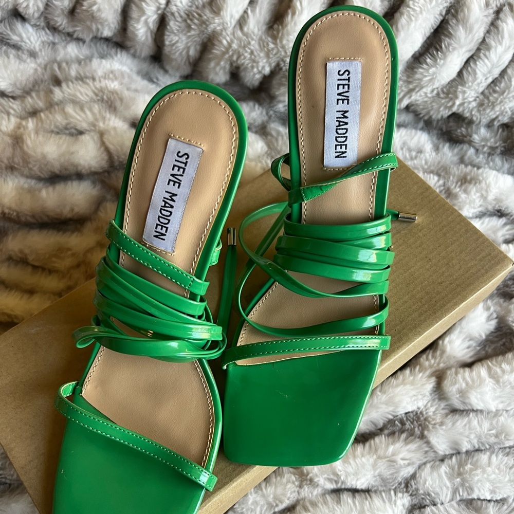 NEW WITH BOX-STEVE MADDEN UPLIFT GREEN 8.5